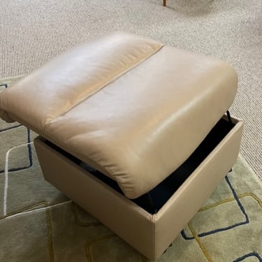 Stressless Soft Ottoman – Large<br />Paloma Sand Leather<br />W 25.2″ x H 17.3 x D 27.6