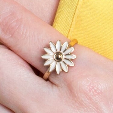 Adorable Vintage 70s Gold & Off-White Enamel Daisy Ring 