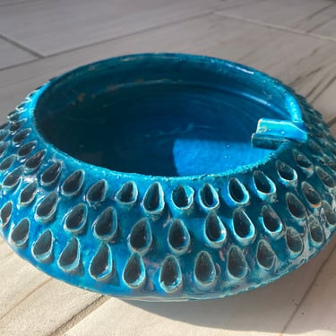 Vintage, Mid-century Modern,  Italian Ceramic Ashtray in Rimini Blue by Aldo Londi for Bitossi, Italy circa 1950s 