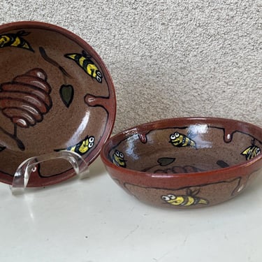 Vintage Kitsch Pottery Bowls Honey Bees Theme Set 2 Sz 7” X 2”. 