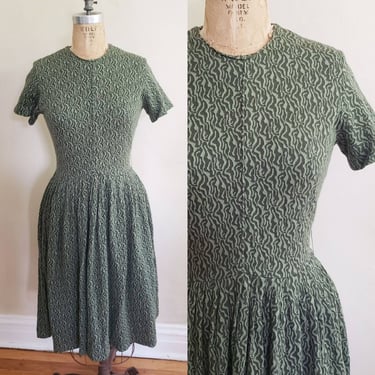 1960s 1950s Short Sleeved Day Dress Green Woodgrain Pattern / Stretchy Knit Midi Dress Medium / Moreau 