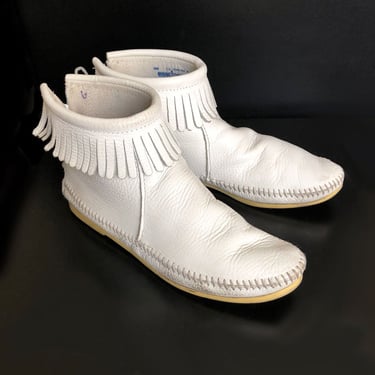 Vintage Minnetonka Moccasins Boots Womens 7.5 White LEATHER 1980’s ankle Fringe, shoes Booties 1970's 