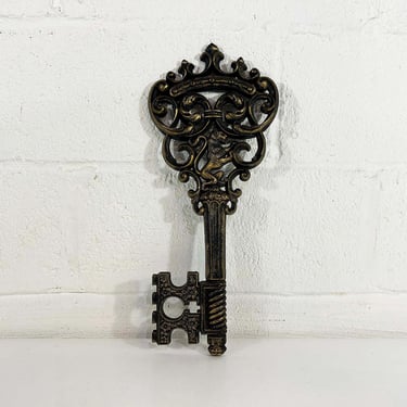 Vintage Gold Ornate Skelton Key Syroco Wall Decor Lock Mid Century Kitsch Hanging Hollywood Regency Rococo 70s 1970s 
