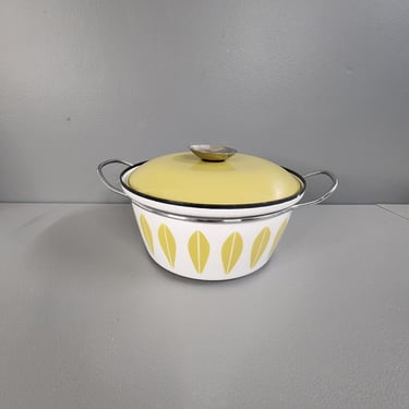 Cathrineholm Mustard Green Lotus Dutch Oven 