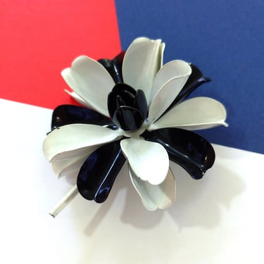 Lovely Vintage 60s 70s Black & White 3D Metal Flower Brooch 