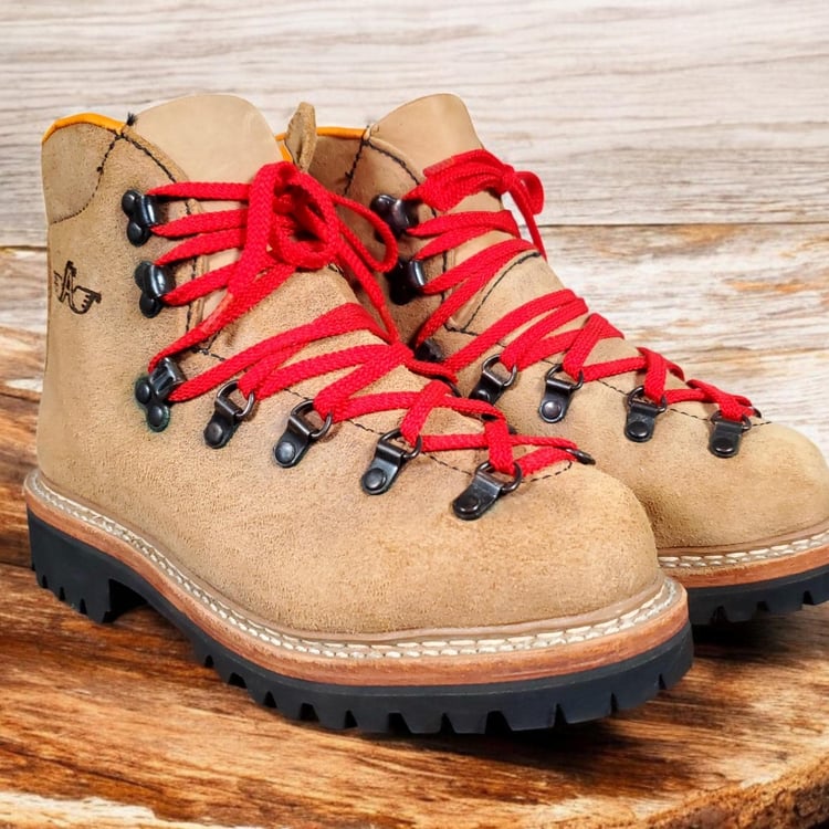 Vintage chunky hiking boots 1981 mountaineer hefty suede Vibram