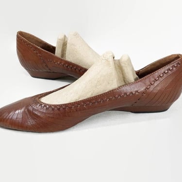 VINTAGE 1980s Brown Leather Flats by Rave Reviews Size 11 | 80s Intricately Cut Leather Low Wedge Heel Pumps | vfg 