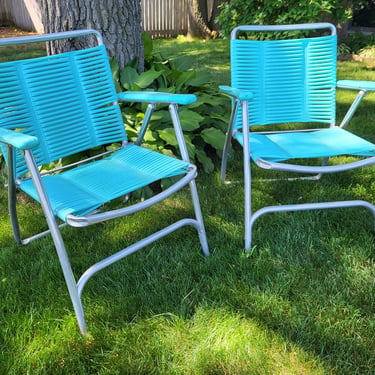 Mid Century Pair of Vintage Tube Straw Turquoise and Aluminum Folding Garden/Lawn Lounge Chairs 