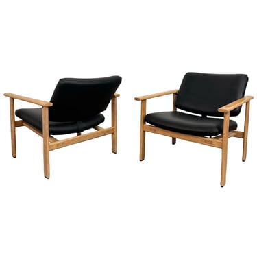 Pair of Rare Series 4700 Chairs by Arne Jacobsen for Fritz Hansen in Black Leather