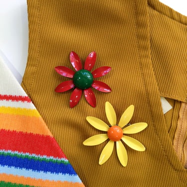 Sweet Vintage 60s 70s Yellow & Orange Daisy Metal Flower Brooch Pin 