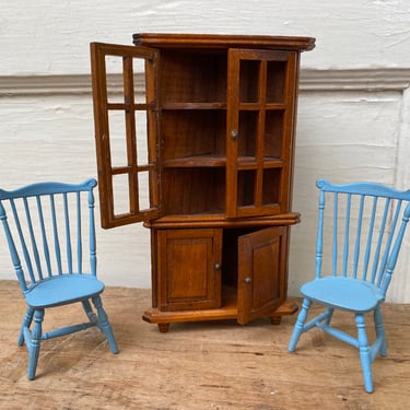 Vintage Dollhouse Corner Cabinet With 2 Windsor Chairs, Traditional Dollhouse Furniture, Wood Cab, Blue Plastic Windsor Chairs, Dining Rm 