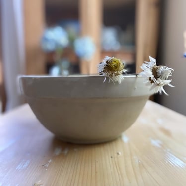 Beautiful vintage French rustic  farmhouse stoneware mixing bowl 