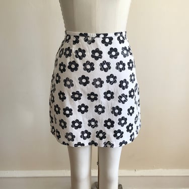 Black and White Floral/Daisy Print Mini-Skirt - 1990s 
