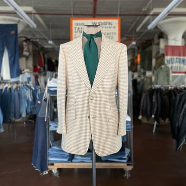 Size 40/42 Vintage 1970s Cream and Tan Houndstooth Camel Hair Sport Coat with Ticket Pocket and Throat Latch 2296 