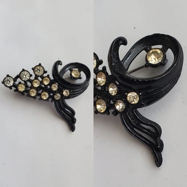 Vintage Japanned Black Metal and Rhinestone Brooch Pin - Vintage Jewelry - Vintage Accessories 