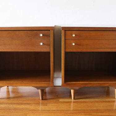 Mid Century Modern Pair of Johnson Carper Side End Table Nightstands