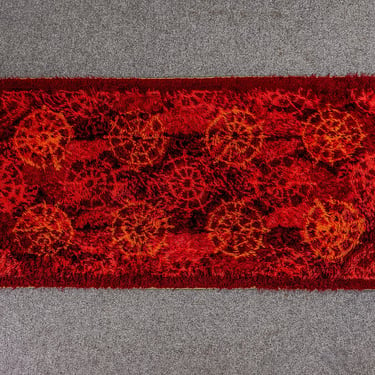 Scandinavian Red Wool Rug - (322-018.5) 