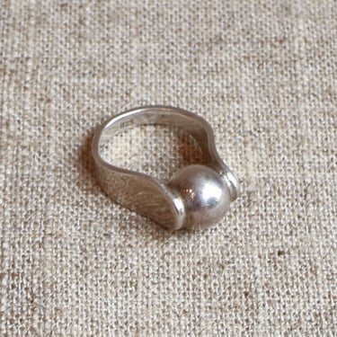 R046 silver ball ring size 5.5