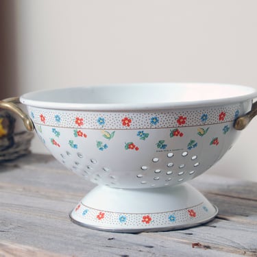 Vintage white enamel floral metal colander / Kamenstein enamel strainer with brass handles / white farmhouse kitchen / retro cottage decor 