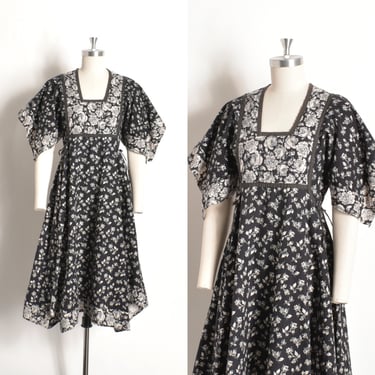 Vintage 1970s Dress / 70s Floral Cotton Handkerchief Hem Dress / Black White ( S M ) 