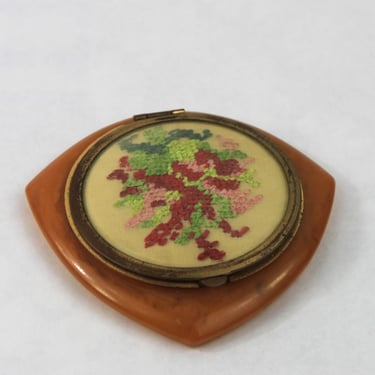 1930s Orange Swirl Bakelite Powder Rouge Compact Needlepoint Flowers 