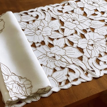 Vintage Madeira cutwork linen placemats & napkins, embroidered table linens, Scalloped edges 