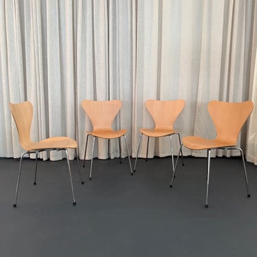 Set Of Four Arne Jacobsen Beech Series 7 Chairs For Fritz Hansen Model 3107