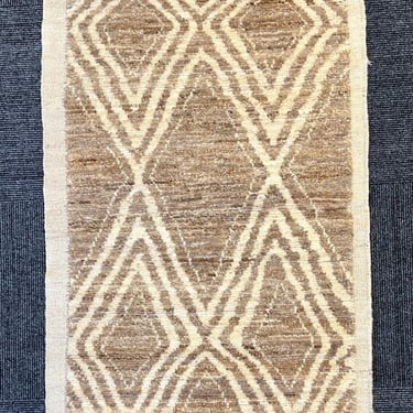Modern Beni design carpet in tan & white 3.2' x 5.2'