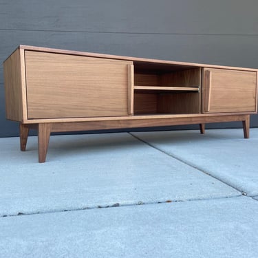 Discounted Design One -A mid-century record player pullout 