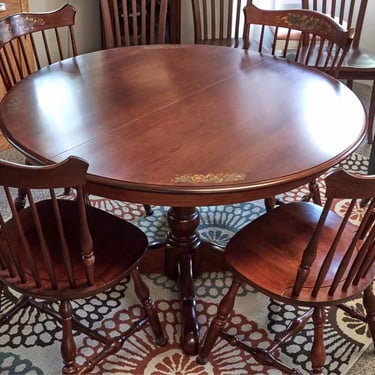 Hitchcock Round Dining Table & Set of Four Matching Chairs
