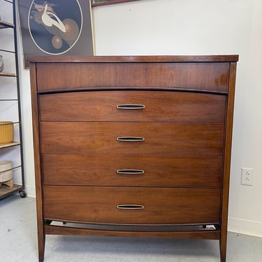 Free Shipping Within Continental US - Vintage Mid Century Modern 5 Drawer walnut toned Dresser 