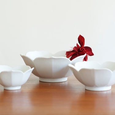 Vintage Porcelain Lotus Bowls Set of 3 - Mid Century Japan 