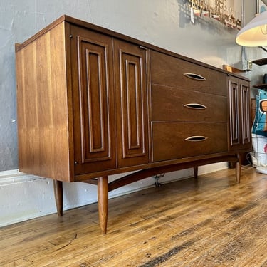 Mid Century Broyhill ‘Sculptra’ Walnut Sideboard / Credenza