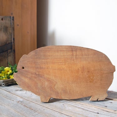 Vintage wood pig cutting board / hand made pig shaped wooden bread board / rustic farmhouse kitchen decor / collectable pig board 