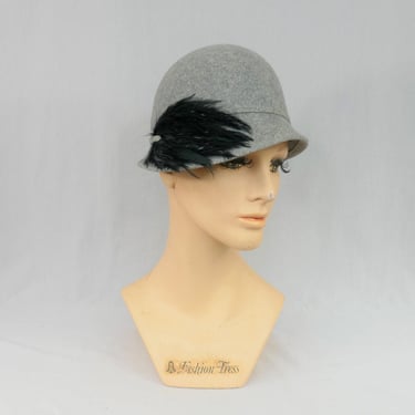 70s 80s Gray Wool Felt Cloche Hat with Black Feather - 21.5 inch - Betmar - Vintage 1970s 1980s 