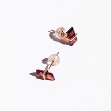 JANUKA Garnet Band Earrings