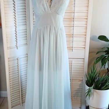 Vintage 50s/60s Dusty Blue Goddess Gown w/Lace Bodice /Vanity Fair / sz 38 