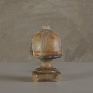 ALABASTER BOUDOIR LAMP, MID 20TH CENTURY