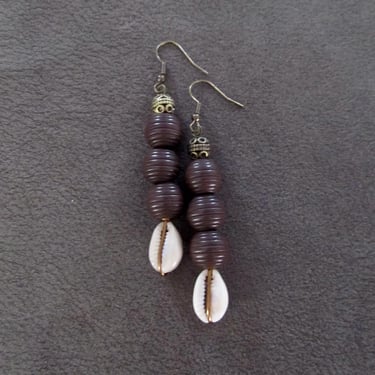 Wooden and cowrie shell earrings, brown 