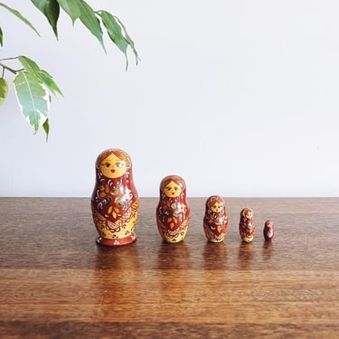 vintage Matryoshka Russian nesting dolls - set of 5 