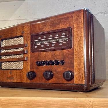 1938  Delco AM/MP3 Wood Case Radio, Elec Restored, Bluetooth Option, Model R1140 