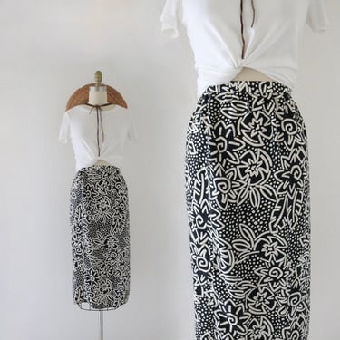silk abstract floral skirt - 25.5 - vintage 90s y2k black white womens XS extra small flower knee straight pencil skirt 