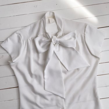 cute cottagecore blouse 70s 80s vintage white high collar tie neck blouse 