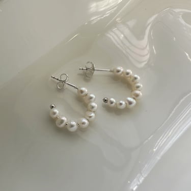 Amal Curved Fresh Pearl Studs