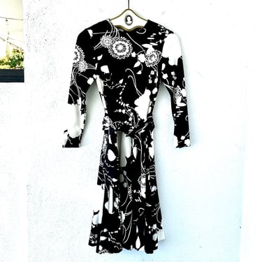 Vintage 60s 1960s Mod Dress 70s 1970s Bold Floral Black White Graphic Mini Dress 