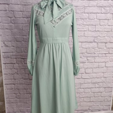 Vintage 70s Mint Cottagecore Prairie Dress // Lace Accents Pussy Bow 