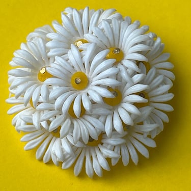 vintage daisy brooch 1960s white + yellow plastic flower power pin 