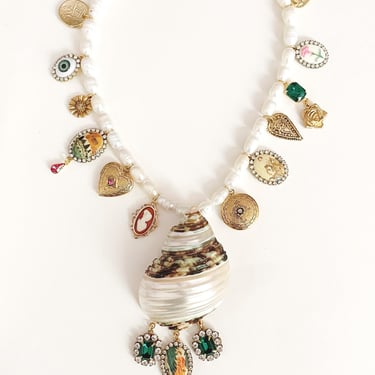 Shell charm pearl necklace 