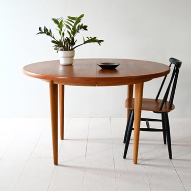 1950s Danish Teak Round Extendable Dining Table – Mid-Century Scandinavian Design 