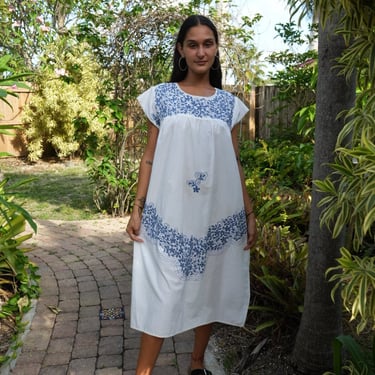 Vintage Tunic Dress / white with blue embroidery  / Mexican Embroidered  Dress / House Dress / Festival Dress / Coachella / Haute Hippie 